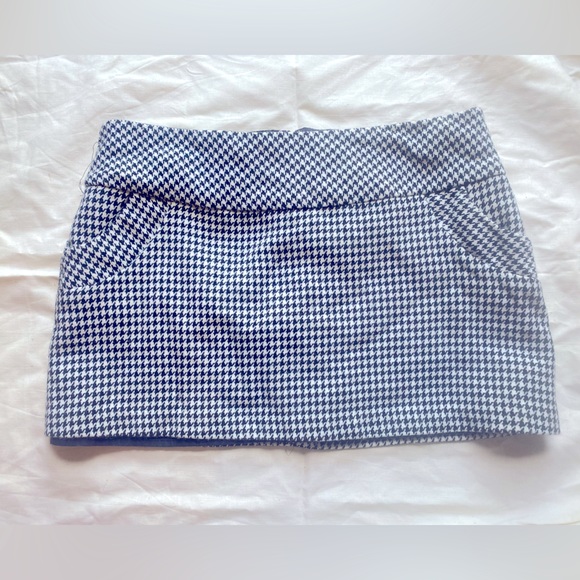 Lux Dresses & Skirts - Black and white houndstooth printed mini skirt with pockets!!